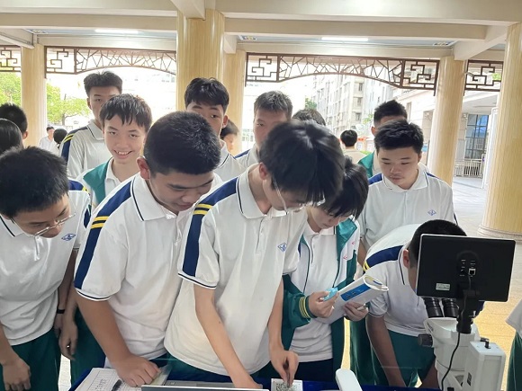 明美走进中学：开启微观世界探索之旅